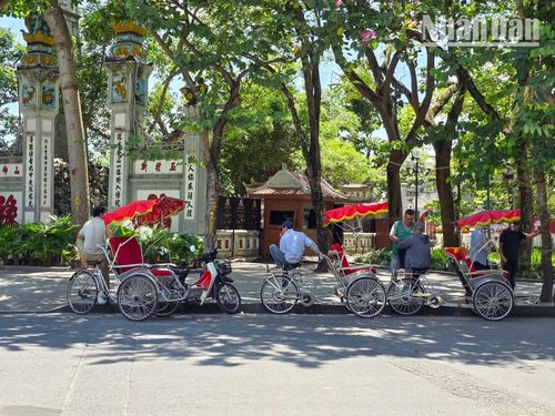 Theo ghi nhận từ các cơ quan khí tượng, nắng nóng diện rộng bao trùm các tỉnh miền bắc và miền trung. Nền nhiệt liên tục tăng cao từ sáng ngày 25/5 khiến bầu không khí ở nhiều khu vực tại Hà Nội trở nên ngột ngạt.