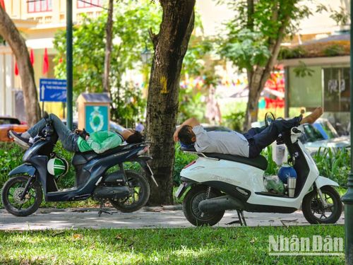 Các chuyên gia cảnh báo đợt nắng nóng lần này gây ra cảm giác khó chịu và nhiều nguy cơ về sức khỏe như sốc nhiệt, mất nước hay kiệt sức nếu tiếp xúc lâu dưới trời nắng gắt.