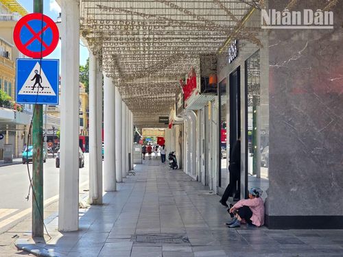 Nhiệt độ ngoài trời trong ngày hôm nay lên tới 40 độ C, với cảm nhận thực tế lên đến 48 độ C, do hiệu ứng đảo nhiệt đô thị từ bê tông và nền đường nhựa.