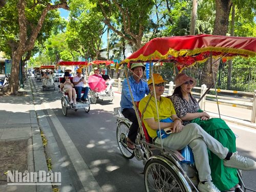 Chẳng ngại cái nóng oi bức của ngày đầu tuần, nhiều người chọn cách thức di chuyển tiện nghi hơn dưới cái nắng nóng là những chuyến xe xích lô, dạo qua từng con phố của Hà Nội.