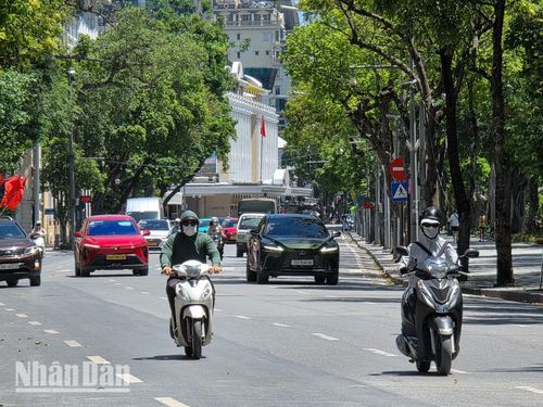 Nhiều người dân Hà Nội ra đường lựa chọn phương tiện di chuyển là ô-tô để tránh cái nắng nóng oi bức. Số khác vẫn sử dụng xe máy là phương tiện chính, nhưng cũng không quên trang bị cho mình các món đồ bảo hộ như áo chống nắng, mũ rộng vành…