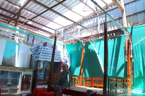 Nhà một hộ dân ở phường Giá Rai bị dông lốc làm tốc mái.
