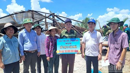 Phó Bí thư Tỉnh ủy, Chủ tịch Ủy ban Mặt trận Tổ quốc Việt Nam tỉnh Cà Mau Hồ Thanh Thủy (thứ 3 từ phải qua) trao hỗ trợ cho người dân phường Láng Tròn vào sáng 25/5.