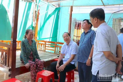 Đồng chí Nguyễn Hồ Hải, Ủy viên Trung ương Đảng, Bí thư Tỉnh ủy Cà Mau (thứ 3 từ phải qua) thăm hỏi người dân trên địa bàn phường Giá Rai bị ảnh hưởng bởi thiên tai vào sáng 25/5.