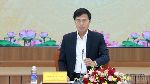 Phó Chủ tịch Ủy ban nhân dân tỉnh Lâm Đồng Đinh Văn Tuấn phát biểu ý kiến tại hội nghị.