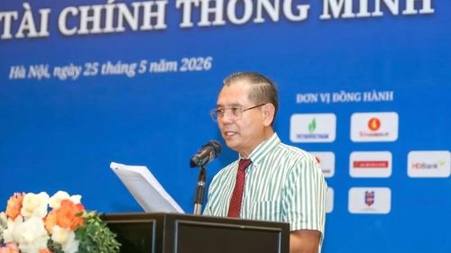 Nhà báo Tô Phán, Trưởng Ban tổ chức Cuộc thi "Giáo dục tài chính thông minh" phát động cuộc thi.