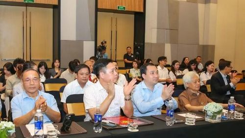 Các đại biểu, chuyên gia giáo dục, tài chính và đại diện cơ quan báo chí tham dự lễ phát động cuộc thi viết “Giáo dục tài chính thông minh” tại Hà Nội.