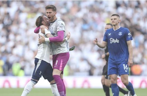 Tottenham mừng trụ hạng thành công