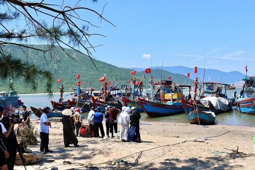 Cũng theo ông Tĩnh, ngay khi nghe tin tàu của ông trúng mẻ cá lớn, gần trưa 25-5, nhiều thương lái và người dân đã có mặt để chờ thu mua cá tươi ngay khi tàu cập bến.