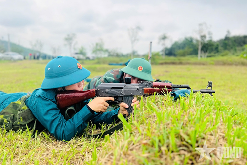 Cán bộ Ban CHQS xã Sơn Giang (Bộ CHQS tỉnh Hà Tĩnh) kiểm tra đường ngắm của chiến sĩ dân quân.