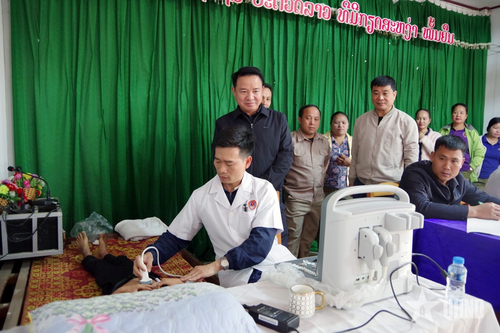 Cán bộ quân y Đội quy tập Bộ CHQS tỉnh Thanh Hóa khám bệnh cho nhân dân bản Săm Phăn Thoong, huyện Mường Hiệm, tỉnh Hủa Phăn.