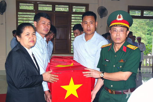 Lãnh đạo tỉnh Hủa Phăn và Bộ CHQS tỉnh Thanh Hóa trong Lễ đón 19 liệt sĩ quân tình nguyện Việt Nam hy sinh tại Lào về nước.