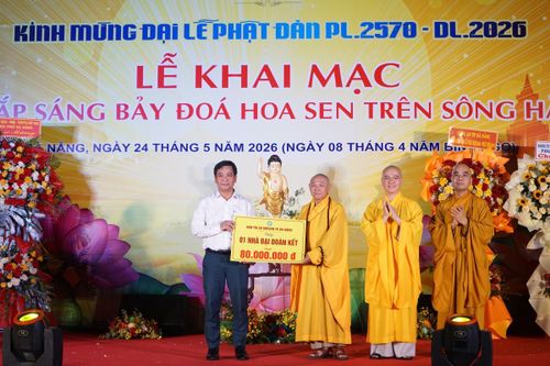 Đại diện Ban Trị sự GHPGVNTP Đà Nẵng trao tặng nhà đại đoàn kết cho hộ nghèo thông qua Ủy ban MTTQVN phường An Hải.