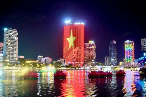 Rực rỡ bảy đóa sen trên sông Hàn mùa Phật đản PL.2570