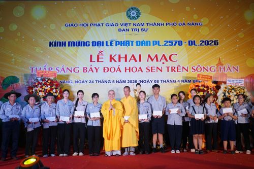 Đại diện Ban Trị sự GHPGVN thành phố Đà Nẵng trao quà Phật đản cho huynh trưởng, đoàn sinh Gia đình Phật tử Đà Nẵng có hoàn cảnh khó khăn