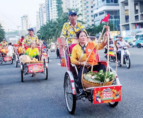  Diễu hành ẩm thực “Gánh vị Đà Nẵng” trên những chiếc xích lô tại các tuyến phố du lịch ven biển Đà Nẵng, ngày 20-5. Ảnh: XUÂN QUỲNH 