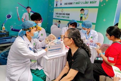  Bác sĩ Bệnh viện Răng hàm mặt Trung ương Hà Nội thăm khám sức khỏe miễn phí cho người cao tuổi trên địa bàn Hà Nội. Ảnh: QUỐC KHÁNH 