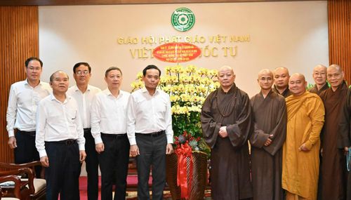  Bí thư Thành ủy TPHCM Trần Lưu Quang cùng đoàn thăm, chúc mừng Ban Trị sự Giáo hội Phật giáo Việt Nam TPHCM và Hòa thượng Thích Lệ Trang. Ảnh: VIỆT DŨNG 