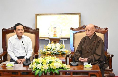  Bí thư Thành ủy TPHCM Trần Lưu Quang thăm, chúc mừng Ban Trị sự Giáo hội Phật giáo Việt Nam TPHCM và Hòa thượng Thích Lệ Trang. Ảnh: VIỆT DŨNG 