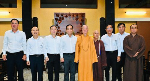  Bí thư Thành ủy TPHCM Trần Lưu Quang cùng đoàn thăm, chúc mừng Đại lão Hòa thượng Thích Trí Quảng. Ảnh: VIỆT DŨNG 
