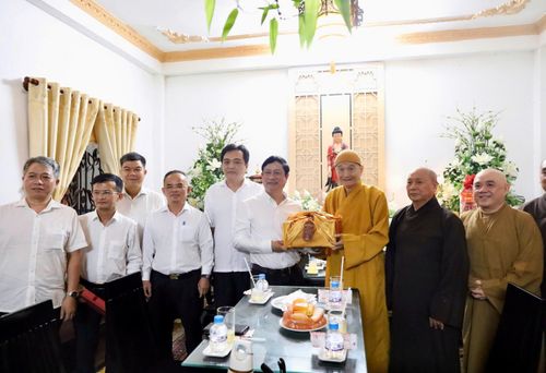  Đoàn đại biểu gửi tặng phần quà chúc mừng Đại lễ Phật đản Phật lịch 2570 - Dương lịch năm 2026 tại Tổ đình Phổ Quang 