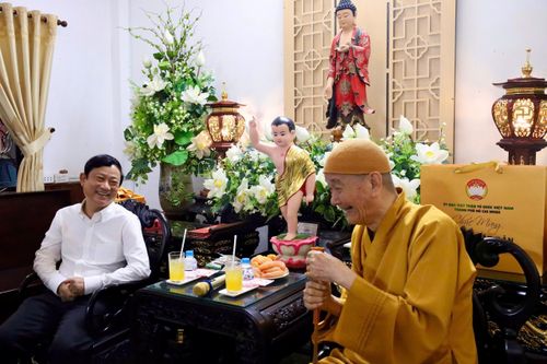  Đồng chí Võ Văn Minh gửi lời chúc mừng đến Hòa thượng Thích Thanh Hùng. Ảnh: CẨM NƯƠNG 