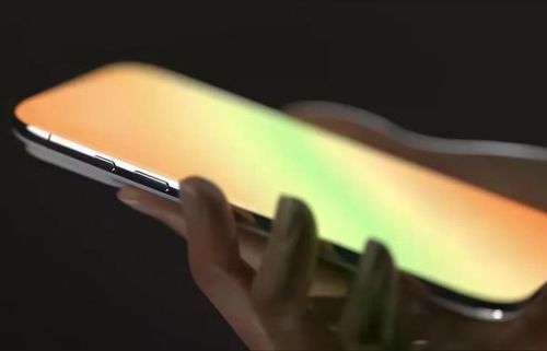 Giới công nghệ đã kỳ vọng Apple sẽ trình làng một thiết kế đặc biệt nhân dịp kỷ niệm 20 năm với các điểm nhấn như màn hình cong 4D cho trải nghiệm không viền, Face ID tích hợp dưới màn hình, chỉ còn lại một lỗ nhỏ hoặc thậm chí không có lỗ cắt nào.