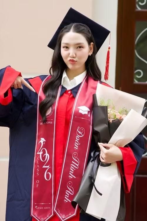Cô cho biết hành trình học tập giúp mình tích lũy nhiều kiến thức, đồng thời hiểu rõ hơn điều phù hợp với bản thân. Minh Anh cũng gửi lời cảm ơn tới gia đình, thầy cô, bạn bè và những người luôn đồng hành để cô thêm vững vàng trên con đường nghệ thuật.