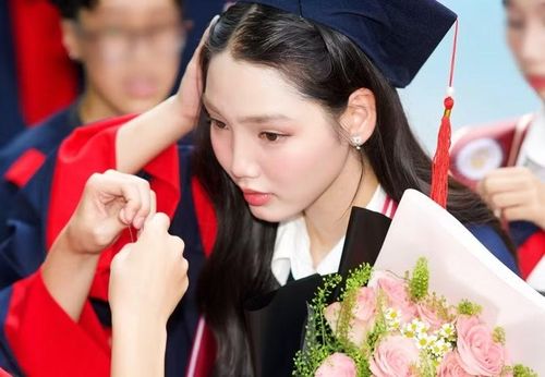 Nữ diễn viên viết: “Cảm ơn mẹ và chị hai vì đã luôn là hậu phương vững chắc nhất, luôn bao dung và ủng hộ mọi lựa chọn của con trên con đường nghệ thuật. Cảm ơn thầy cô vì đã luôn bao dung cho con những bài học vô giá để con có thể tự tin hơn vào bản thân và theo đuổi ước mơ của mình. Cảm ơn những người bạn tuyệt vời của Minh Anh vì tụi mình đã luôn ở bên, là chỗ dựa tinh thần, cùng khóc cùng cười và nâng đỡ nhau qua những áp lực của lịch học".