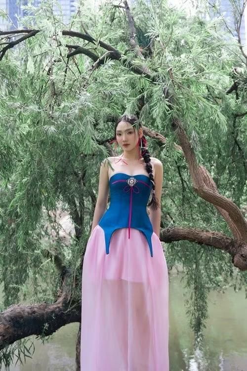 Khi được hỏi về danh xưng “diễn viên trăm tỷ”, nữ diễn viên nhìn nhận đây là động lực thay vì áp lực. “Tôi xem đó là động lực nhiều hơn. Đồng thời, đó cũng là lời nhắc để mình không được chủ quan”, cô nói.