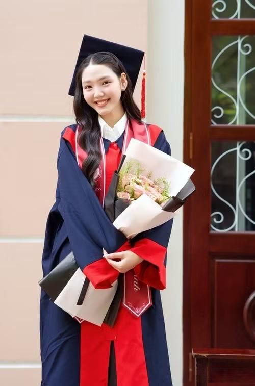 Trên trang cá nhân, nữ diễn viên Đoàn Minh Anh chia sẻ loạt ảnh trong lễ tốt nghiệp cùng dòng trạng thái đầy cảm xúc: “Tuổi 18 của Minh Anh đã trọn vẹn và rực rỡ hơn bao giờ hết”.