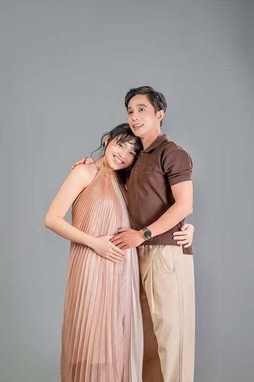 “Từng miếng ăn, cái quần cái áo, thăm khám sức khỏe, những lời chúc, rồi đến những vật dụng cần thiết và cả nơi bình an này mình đang sống nữa… Nhiều lắm những thứ quý giá mà ba mẹ không thể tự dành cho con được”, cô chia sẻ. Ảnh: FB Lê Lộc.