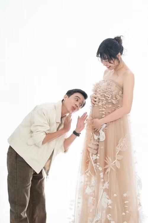 Trước ngày sinh con, Lê Lộc từng thực hiện bộ ảnh bầu bên Tuấn Dũng và đăng tải dòng trạng thái giàu cảm xúc về thiên chức làm mẹ. Ảnh: FB Lê Lộc.