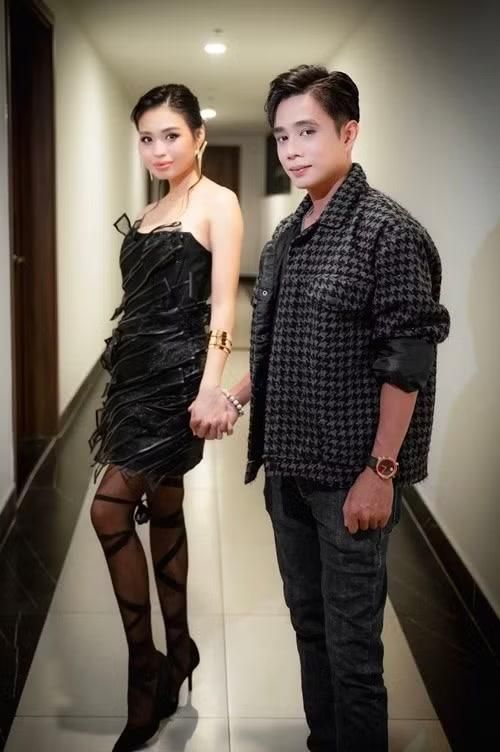 Cặp đôi từng thu hút sự chú ý khi cùng xuất hiện trong chương trình "Người ấy là ai" năm 2019. Theo Người Lao Động, khi ấy, Tuấn Dũng thẳng thắn bày tỏ tình cảm, còn Lê Lộc chia sẻ cô chỉ xem anh như bạn bè. Tuy nhiên, sau chương trình, họ dần trở nên thân thiết và đến năm 2021 bắt đầu thoải mái hơn khi nói về chuyện tình cảm. Ảnh: FB Lê Lộc.
