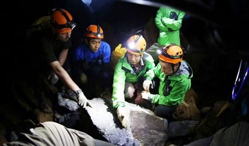 Khoa Địa chất, Trường ĐH Khoa học Tự nhiên (ĐH Quốc gia Hà Nội) cùng các thành viên đoàn thám hiểm của Hong Kong TV. Ảnh: VNU.