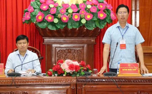 Ông Huỳnh Minh Tuấn - Phó Chủ tịch UBND tỉnh Đồng Tháp, cùng lãnh đạo các sở, ngành họp về công tác triển khai Kỳ thi tốt nghiệp THPT năm 2026. Ảnh: Trần Thi.