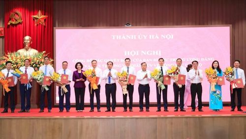 Bí thư Thành ủy Hà Nội Trần Đức Thắng và đại biểu trao quyết định của Ban Thường vụ Thành ủy về công tác cán bộ (Ảnh QT).