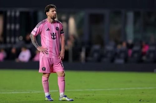 The Guardian tiết lộ: "Messi chấn thương ở trận đấu của Inter Miami. Nhiều nguồn tin từ các nhân chứng tại sân vận động Nu cho biết Messi đã được nhìn thấy ôm chân, nhưng điều này không hề được phát sóng trên truyền hình". Ảnh: Internet.