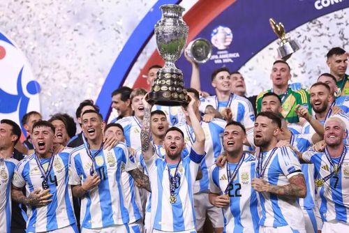 Trong 5 kỳ World Cup đã qua, Messi chỉ duy nhất một lần được nâng cúp vào năm 2022. Ảnh: Internet.