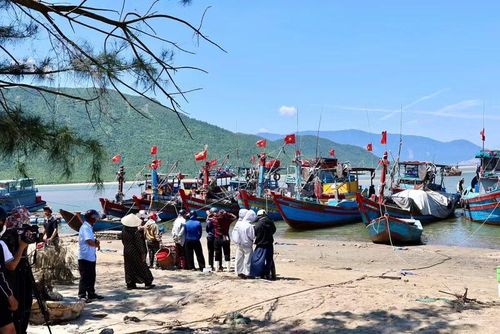 Nghe tin tàu cá của ngư dân Hải Ninh trúng mẻ cá lớn, gần trưa 25/5, nhiều thương lái đã có mặt để chờ thu mua cá tươi ngay khi tàu cập bến.