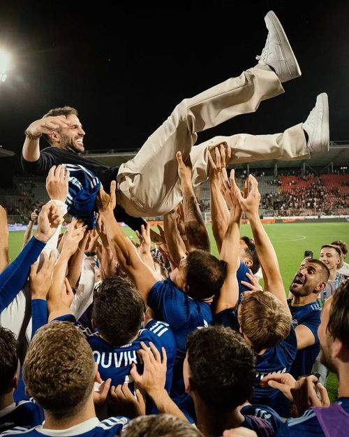 Các cầu thủ Como tung hô HLV Fabregas sau chiến tích lần đầu dự Champions League.