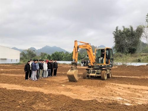 Thực hành lái máy xúc tại Trường Cao đẳng Lai Châu.