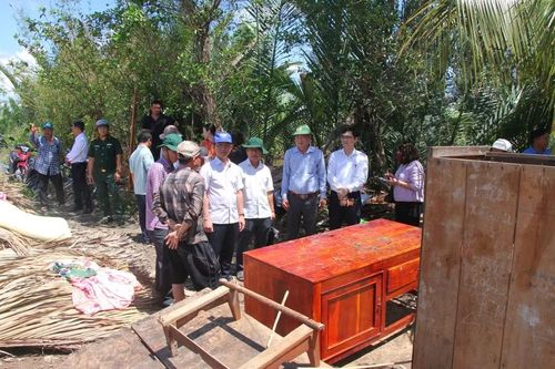 Đoàn Công tác Tỉnh ủy Cà Mau đến thăm hỏi các gia đình bị thiệt hại do thiên tai.