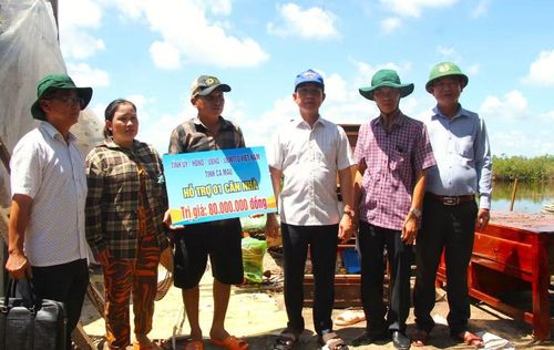 Ông Hồ Thanh Thủy - Phó Bí thư Tỉnh ủy Cà Mau thăm hỏi, hỗ trợ người dân bị thiệt hại do thiên tai.