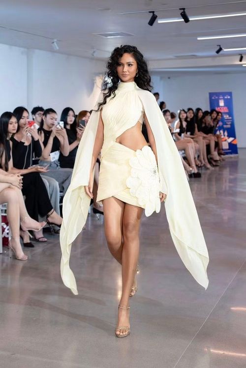 Không chỉ sở hữu body đáng ngưỡng mộ, nàng hậu còn ghi điểm với phong thái chuyên nghiệp và sự tự tin khi trình diễn trước đông người.