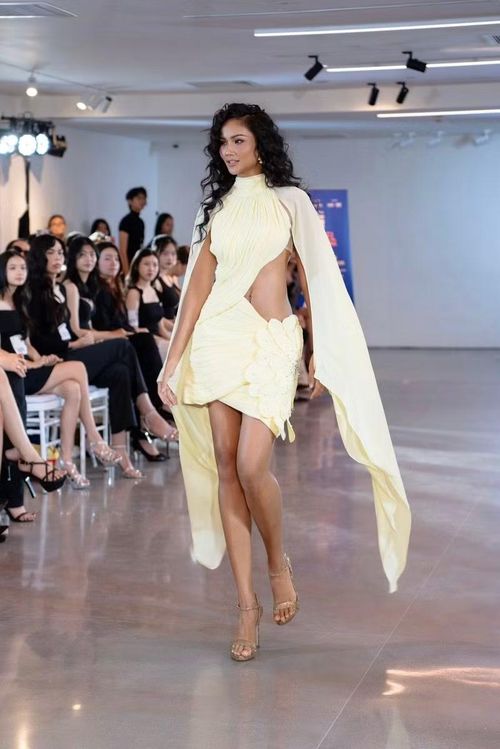 Từng bước catwalk đầy cuốn hút cùng nụ cười rạng rỡ giúp cô nhận về nhiều lời khen ngợi từ khán giả lẫn giới chuyên môn.