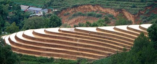 Những triền ruộng bậc thang lấp ló giữa cánh rừng xanh đang vào mùa đổ nước, tạo nên khung cảnh vừa hùng vĩ vừa thơ mộng