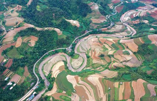 Sắc nâu của đất mới hòa cùng màu xanh của núi rừng và ánh bạc của dòng nước tạo nên khung cảnh đẹp mê hoặc, khiến bất cứ ai một lần đặt chân tới cũng không khỏi ngỡ ngàng.