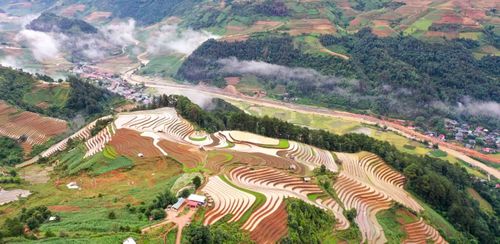 Giữa mây trời vùng cao, những thửa ruộng bậc thang mùa nước đổ hiện lên như một tuyệt tác do thiên nhiên và con người cùng tạo nên qua bao thế hệ.