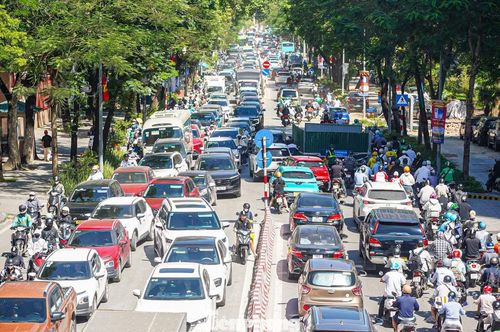 Ùn tắc và bụi đường tại phố Huỳnh Thúc Kháng.